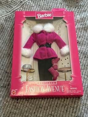 Barbie Fashion Avenue Boutique Mattel #14980 Pink Ski Jacket Complete Outfit NIB